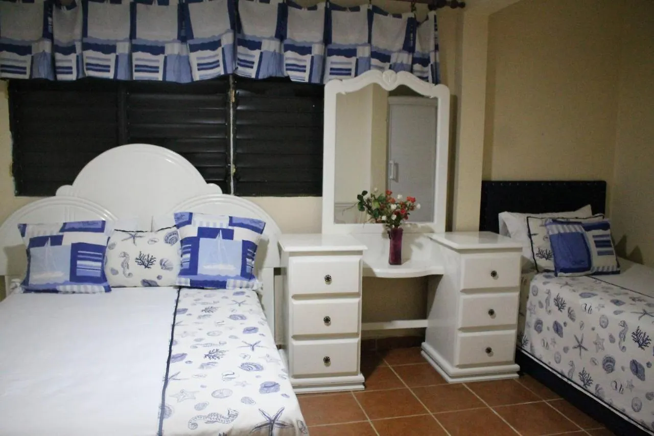 Complejo Villa Las Palmeras Piscina, Billar, Jardin, Bbq @Drvacationsrental Samana Bed & Breakfast